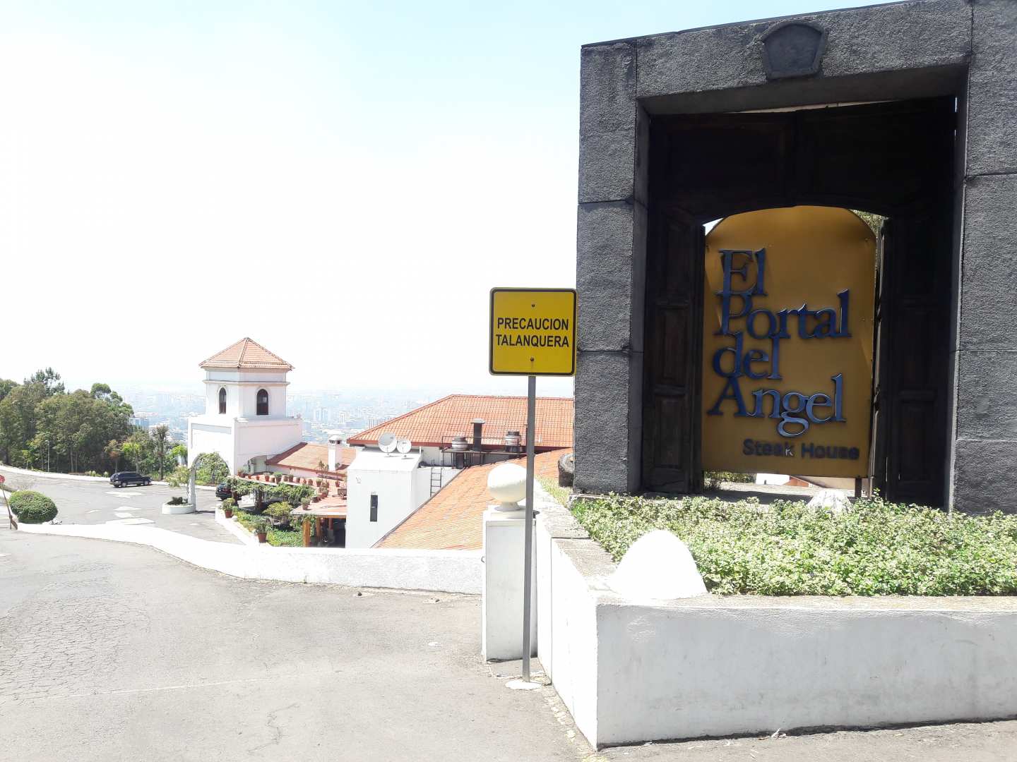 El Portal del Angel (Carretera al Salvador)